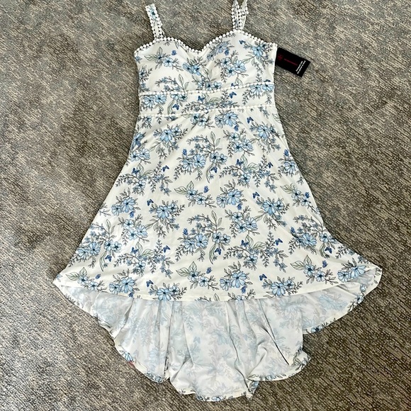 Dresses & Skirts - Floral white dress